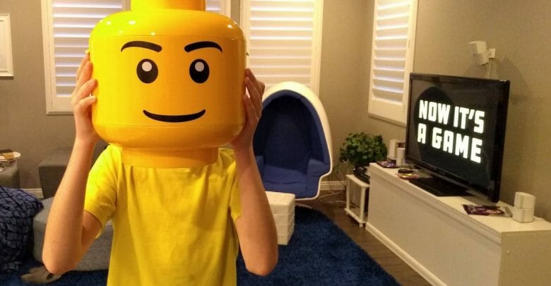 Joven con cabeza de lego