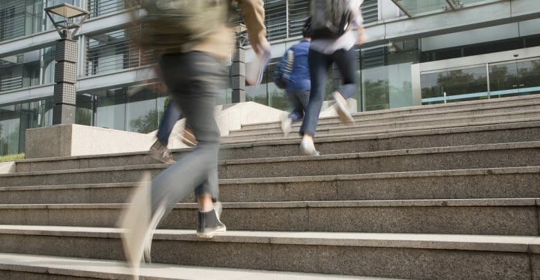 Alumnos corriendo en campus