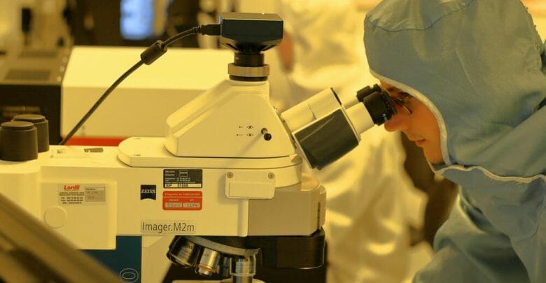 estudiante en laboratorio