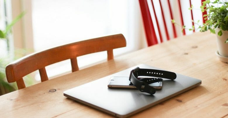 Laptop, smartphone y smartwatch sobre la mesa